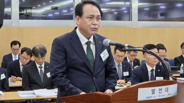 [대전=뉴시스] 송승화 기자 =  21일 대전광역시 동구 한국철도공사에서 열린 국회 국토교통위원회 국정감사에서 정정래 한국철도공사(코레일) 사장대행이 사업 보고를 하고 있다. 2025.10.21. ssong1007@newsis.com  *재판매 및 DB 금지