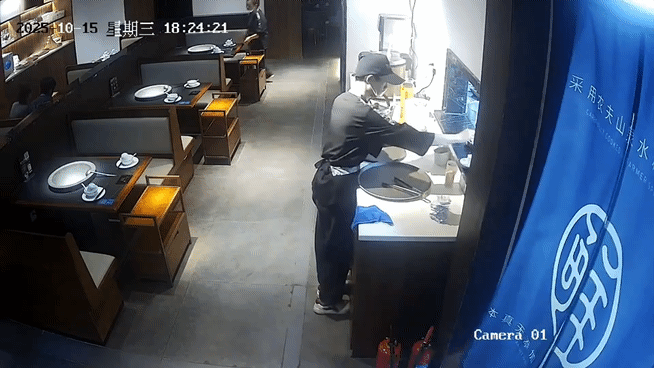 [뉴시스] 식당 홀까지 물고기들이 흘러나오는 모습 (영상=뉴욕포스트) 2025.10.21. *재판매 및 DB 금지