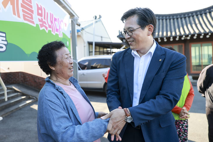 [영암=뉴시스]LPGA 우승한 김세영 프로의 할머니에게 축하 인사 건네는 우승희 영암군수. (사진=영암군 제공) 2025.10.21. photo@newsis.com&nbsp; *재판매 및 DB 금지