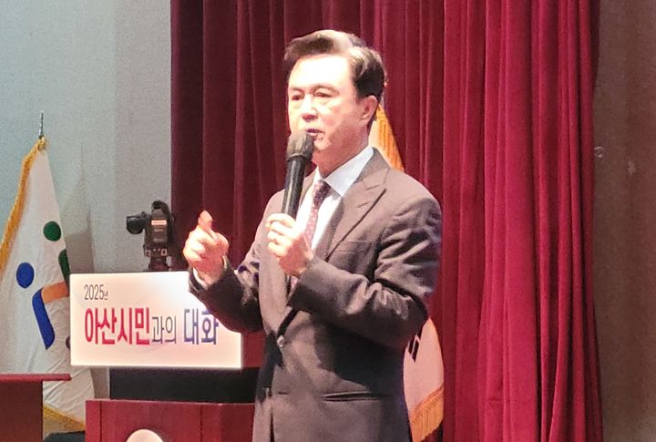 [아산=뉴시스] 김태흠 충남도지사가 21일 아산시청 시민홀에서 민선8기 4년차 시민과의 대화를 진행하고 있다. 2025.10.21 ymchoi@newsis.com *재판매 및 DB 금지