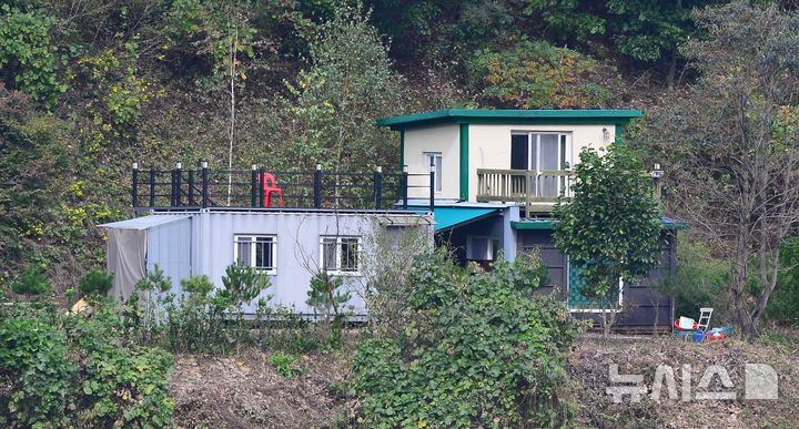 [괴산=뉴시스] 서주영 기자 = 21일 충북 괴산군 청천면에 위치한 김영환 충북지사의 산막 2025.10.21. juyeong@newsis.com *재판매 및 DB 금지