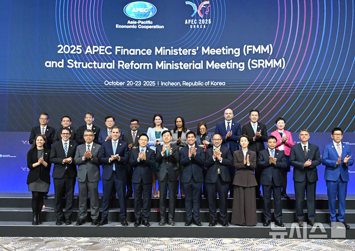 [세종=뉴시스] 구윤철 부총리 겸 기획재정부 장관이 21일 인천 인스파이어 리조트에서 열린 아시아태평양경제협력체(APEC) 재무장관회의에 참석, 참가자들과 기념촬영을 하고 있다.(사진 : 기재부 제공) 2025.10.21. 