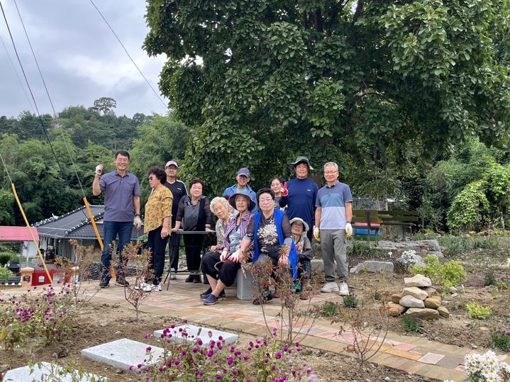 [부안=뉴시스] 섬바끄 목련정원에서 주민들이 기념 촬영을 하고 있다. (사진=부안군 제공) 2025.10.21. photo@newsis.com *재판매 및 DB 금지