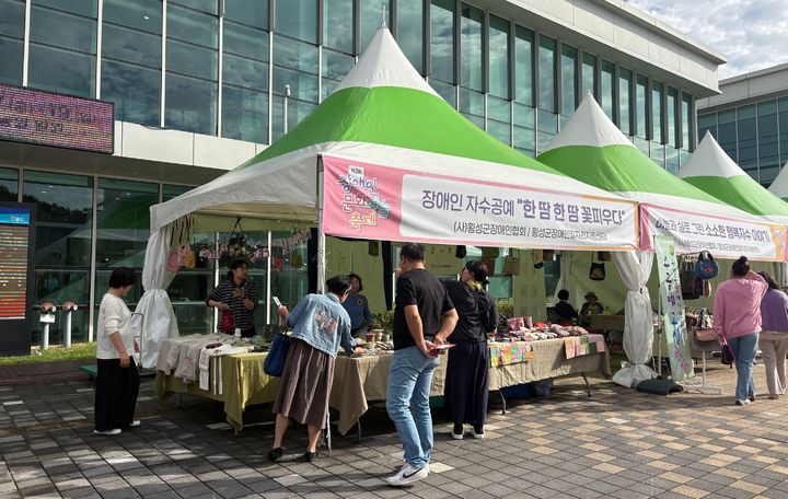 [횡성=뉴시스] 장애인문화예술축제 자수공예 작품 등 전시. (사진=횡성군 제공) 2025.10.21. photo@newsis.com *재판매 및 DB 금지
