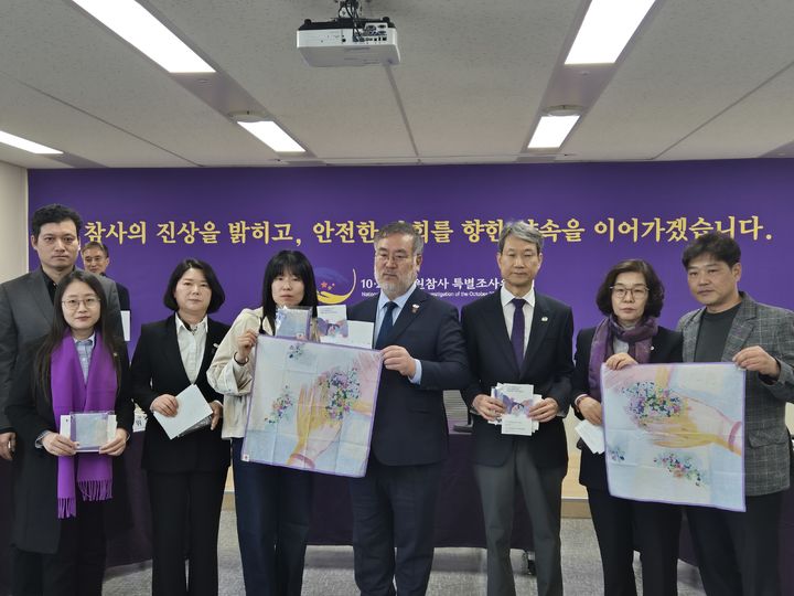 [서울=뉴시스] 이윤석 수습기자 = 10·29 이태원참사특별조사위원회(특조위)가 참사 3주기를 맞아 정부의 진상규명 책임과 국정 최고 책임자의 사과를 촉구하는 성명서를 의결·발표했다. 2025.10.21. leeys@newsis.com *재판매 및 DB 금지