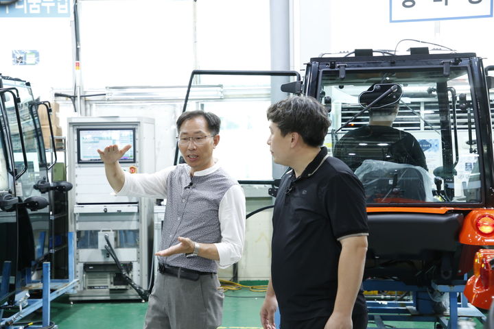 [서울=뉴시스]삼성전자 스마트공장 전문위원이 농기계 제조업체 위제스를 찾아 스마트공장 컨설팅을 진행하고 있다. (사진 = 삼성) 2025.10.21. photo@newsis.com *재판매 및 DB 금지
