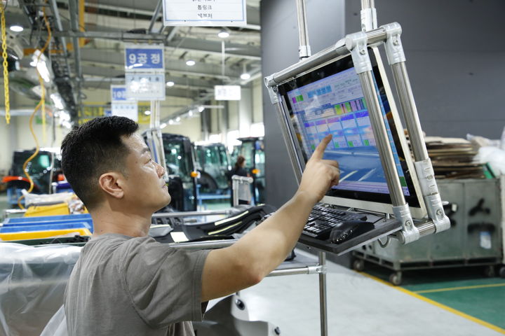 [서울=뉴시스]농기계 제조업체 위제스 직원이 관리 시스템을 통해 생산 공정을 제어하고 있다. (사진 = 삼성) 2025.10.21. photo@newsis.com *재판매 및 DB 금지