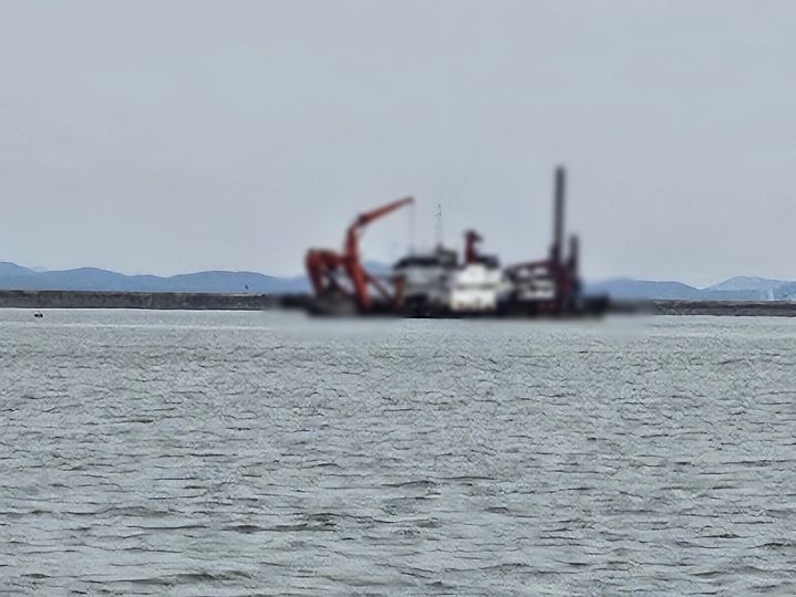 정박 중인 준설선 (사진=군산해경 제공) *재판매 및 DB 금지