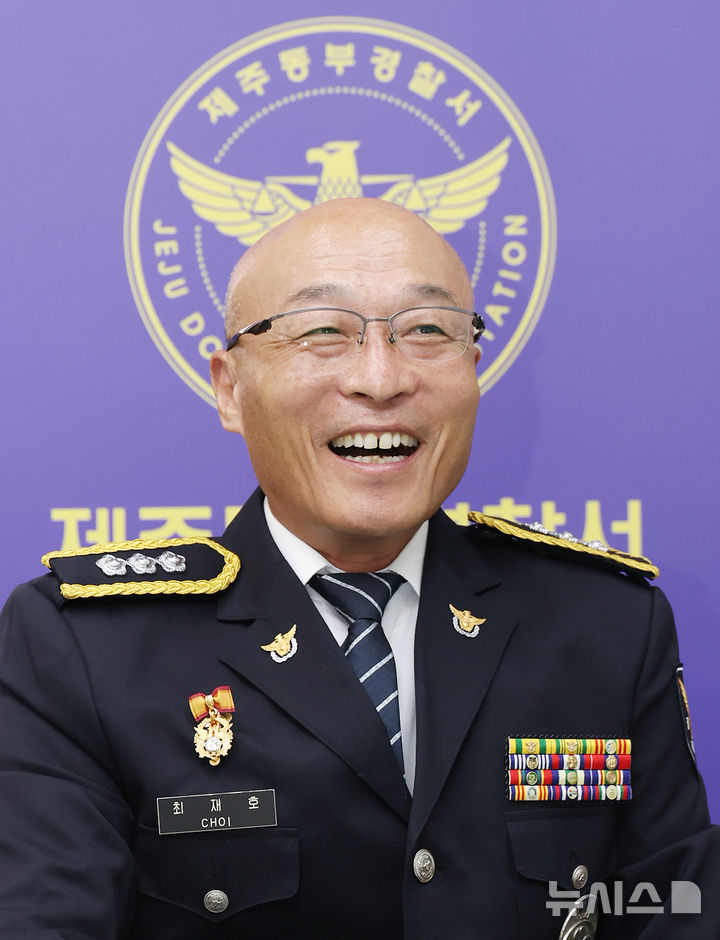 [제주=뉴시스] 오영재 기자 = 제주동부경찰서 형사과장 최재호 경정이 20일 오후 형사과장실에서 취재진과 인터뷰하고 있다. 2025.10.21. oyj4343@newsis.com