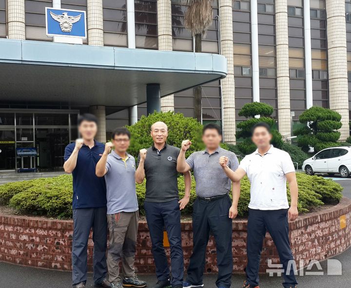 [제주=뉴시스] 2015년 '검거왕'을 차지했던 제주동부경찰서 형사 5팀. 최재호 경정이 팀장으로 근무했던 형사 5팀은 당시 전국 1336개 경찰서 형사팀 대상 강·절도 특별 단속 평가에서 상반기 2위, 하반기 3위를 기록해 종합 1위를 차지했다. (사진=제주동부경찰서 제공) 2025.10.21. photo@newsis.com