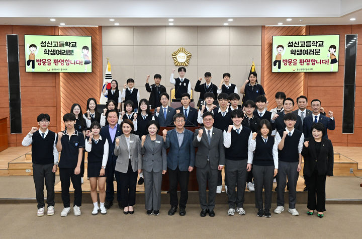 [울산=뉴시스] 구미현 기자 =울산 중구의회는 21일 열린 제277회 임시회 제2차 본회의를 마친 뒤 방청에 나선 성신고등학교 학생들과 기념촬영을 가졌다. (사진=울산 중구의회 제공) 2025.10.21. photo@newsis.com *재판매 및 DB 금지