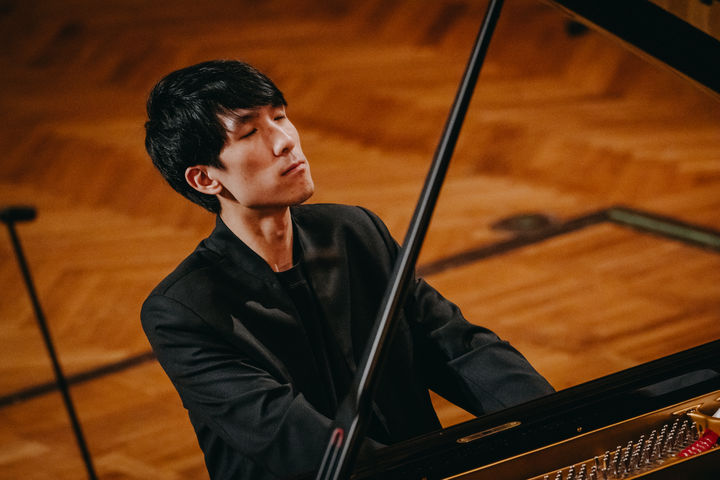 [서울=뉴시스] 중국계 미국인 피아니스트 에릭 루가 제19회 쇼팽 국제 피아노 콩쿠르를 우승했다. (사진=쇼팽콩쿠르 홈페이지) 2025.10.21. photo@newsis.com *재판매 및 DB 금지