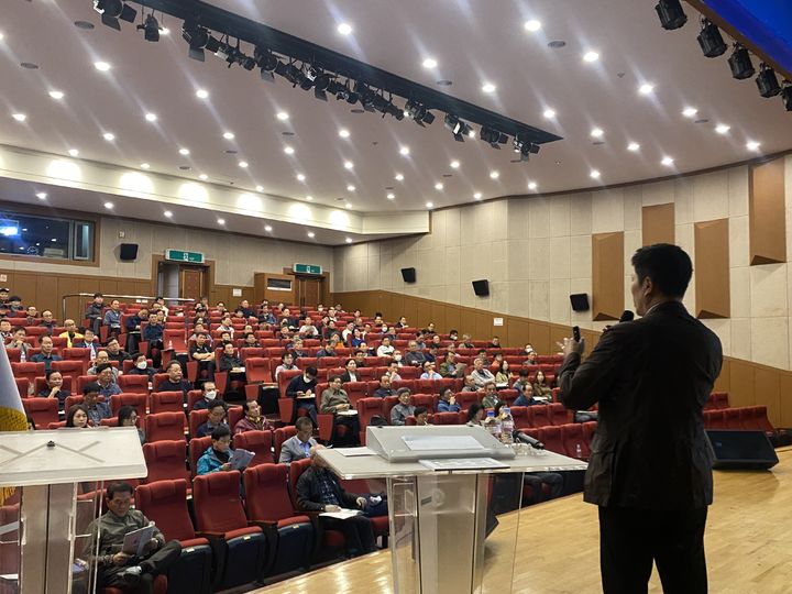 [창원=뉴시스] 강경국 기자 = 21일 경남 창원시 진해구청 대회의실에서 공동주택 입주자대표회의 구성원과 공동주택 관리사무소 직원들을 대상으로 아파트 안전점검 관리·소방·방범 및 입주자대표회의 운영·윤리 교육이 진행되고 있다. (사진=창원시청 제공). 2025.10.21. photo@newsis.com *재판매 및 DB 금지