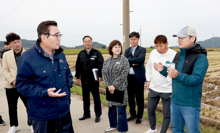 [보령=뉴시스] 벼 수확 현장 격려에 나선 김동일 보령시장. (사진=보령시청 제공) 2025.10.21. photo@newsis.com *재판매 및 DB 금지