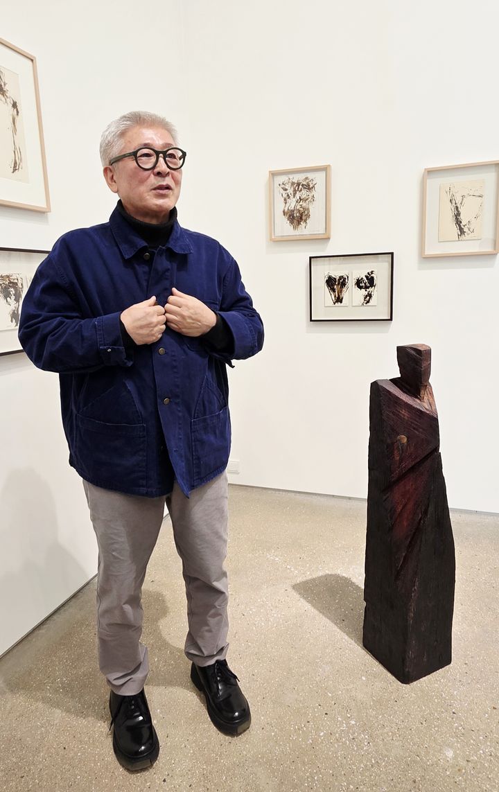 [사진=박현주 미술전문기자]21일 서울 삼청동 PKM갤러리에서 개인전 연 정 현 작가가 작품 설명을 하고 있다. 2025.10.21. hyun@newsis.com *재판매 및 DB 금지