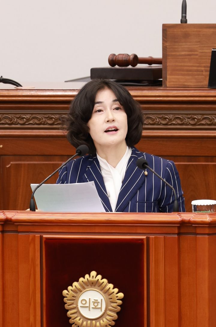[창원=뉴시스] 강경국 기자 = 한은정 경남 창원시의원이 21일 열린 제147회 임시회 제1차 본회의에서 5분 발언을 하고 있다. (사진=창원시의회 제공). 2025.10.21. photo@newsis.com *재판매 및 DB 금지