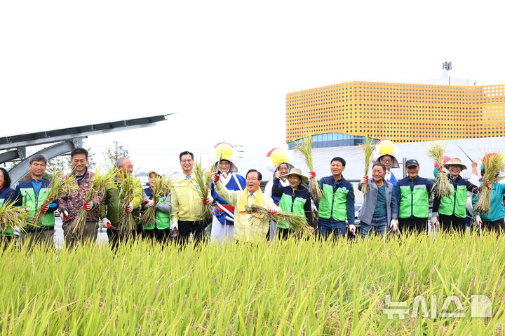 [완주=뉴시스] 10일 완주군 용진읍에서 진행한 '사랑의 쌀 벼베기 행사' 모습. (사진=완주군 제공) 2025.10.21. photo@newsis.com *재판매 및 DB 금지