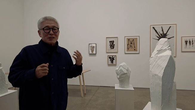 [사진=박현주 미술전문기자] 정현 작가가 작품을 설명하고 있다. *재판매 및 DB 금지