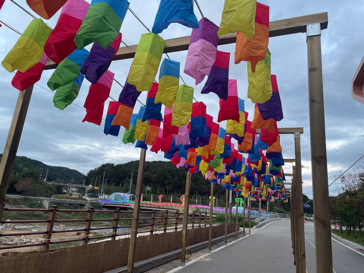 [평창=뉴시스] 용평면, 평창농악축제 성공 기원 '연등 달기 울력 행사'. (사진=평창군 제공) 2025.10.21. photo@newsis.com *재판매 및 DB 금지