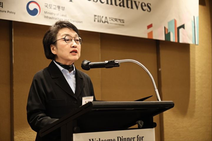 [서울=뉴시스] 대통령 소속 국가건축정책위원회(위원장 김진애)는 지난 20일 오후 서울에서 국제건축사연맹(UIA) 이사회와 국가별 대표 초청 만찬을 열었다고 21일 밝혔다. (사진=국토교통부 제공) 2025.10.21. photo@newsis.com *재판매 및 DB 금지