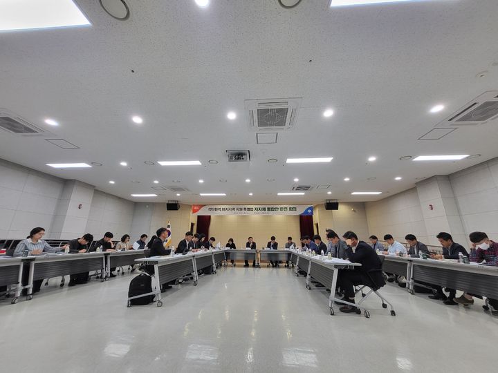 [홍성=뉴시스] 21일 천안아산상생협력센터에서 4개 광역(충남·경남·강원·인천), 6개 기초(고성·사천·하동·당진·보령·태안) 지자체와 발전 4사(중부·서부·동서·남동발전)가 참석한 가운데 ‘석탄화력 폐지지역 지원 특별법 통합안 마련 회의’가 열리고 있다. (사진=충남도 제공) 2025.10.21 photo@newsis.com *재판매 및 DB 금지