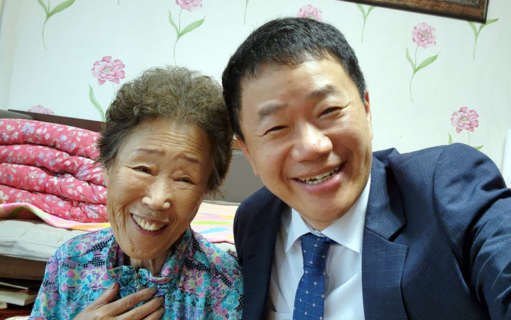 [광주=뉴시스] 채소를 팔아 모은 돈 2000만원을 전남대학교에 기탁한 이임순 여사(왼쪽)와 막내아들 이금규 변호사. (사진=전남대 제공) 2025.10.21. photo@newsis.com *재판매 및 DB 금지