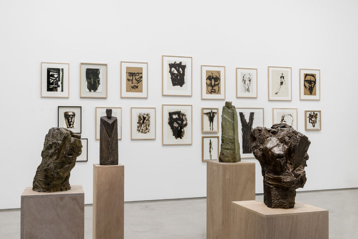PKM갤러리 정현 개인전 전시 전경. 콜타르로 그린 드로잉과 청동 조각이 함께 선보인다. *재판매 및 DB 금지
