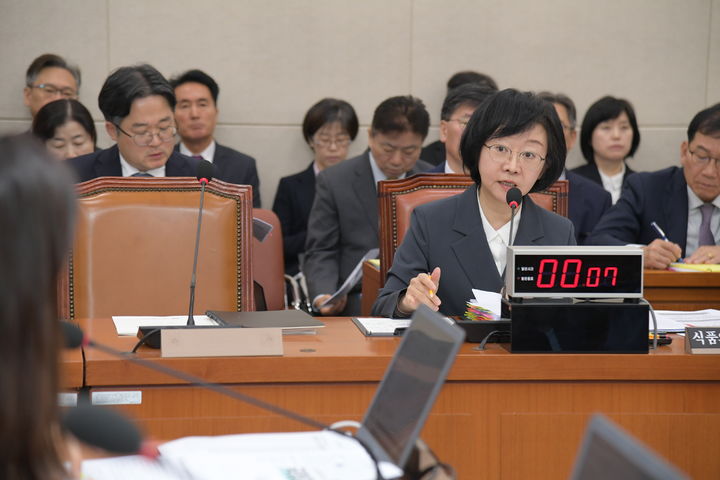 [서울=뉴시스] 21일 식품의약품안전처 오유경 처장이 국회 보건복지위원회 식약처 국정감사에 출석해 발언하고 있다. (사진=식약처 제공) 2025.10.21. photo@newsis.com *재판매 및 DB 금지