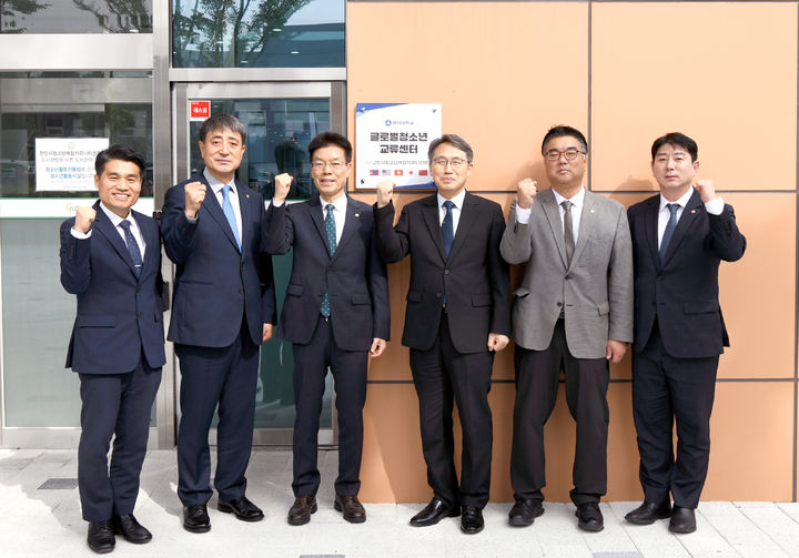 [천안=뉴시스] 백석대학교와 천안시청소년재단이 천안시청소년복합커뮤니티센터에서 청소년 국제교류지원센터 개소와 함께 현판식을 가졌다. (사진=백석대 제공) 2025.10.21 photo@newsis.com *재판매 및 DB 금지