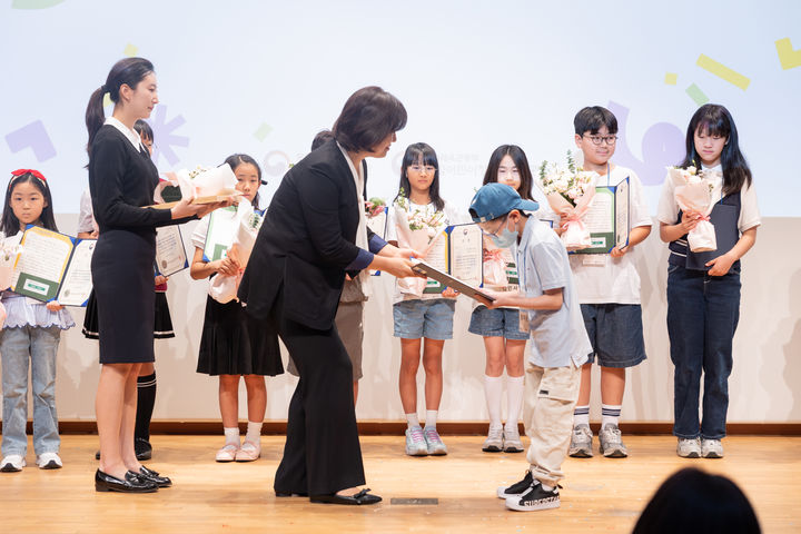 [대구=뉴시스] 황재윤 대구 운암초등학교 4학년 학생이 '제11회 책 속 인물에게 보내는 한글 손 편지 공모전'에서 으뜸상을 받았다. (사진=행복북구문화재단 제공) 2025.10.21. photo@newsis.com *재판매 및 DB 금지
