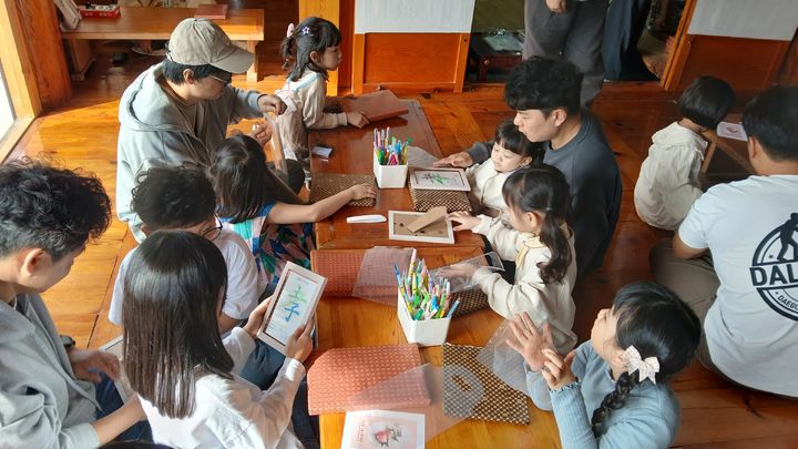 [대구=뉴시스]대구100인의 아빠단원들이 성주 대가면 성주창의마을에서 가족 분경 만들기 체험을 하고 있다. 뉴시스DB. 2026.03.17 photo@newsis.com *재판매 및 DB 금지