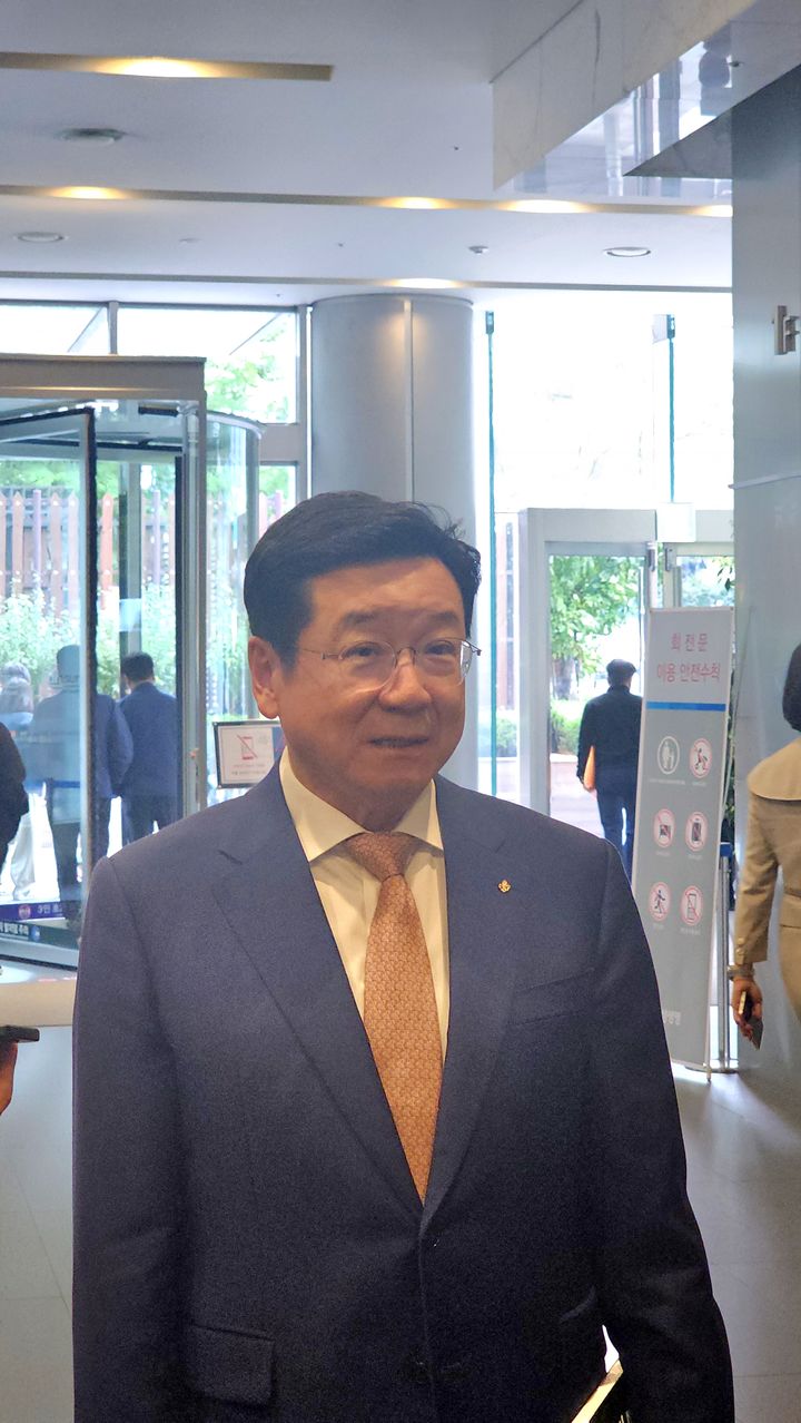 [서울=뉴시스]이찬희 삼성 준법감시위원회(준감위) 위원장이 21일 서울 서초구 삼성생명 서초사옥에서 열린 준감위 정례회의에 앞서 기자들과 만나 발언하고 있다. photo@newsis.com *재판매 및 DB 금지