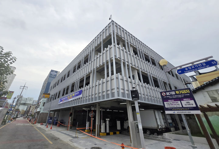 [광주=뉴시스] 21일 운영을 시작한 3층 190면 규모의 광주 광산구 광산로 제1공영 주차타워. (사진 = 광주 광산구 제공) 2025.10.21. photo@newsis.com *재판매 및 DB 금지