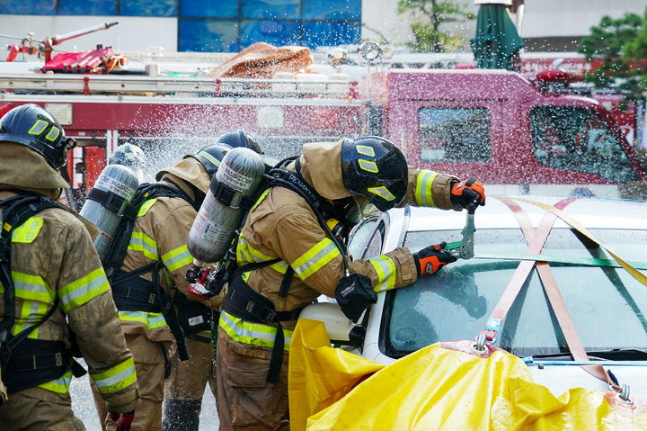 [서울=뉴시스] 2024년 10월 동대문구 '안전한국훈련' 전기차 화재 훈련. 2025.10.21. (사진=동대문구 제공) *재판매 및 DB 금지