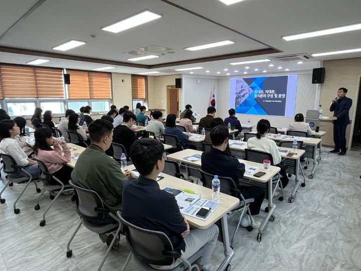 [대구=뉴시스] 대구 남구는 봉덕1동 행정복지센터 2층 대회의실에서 재난 안전 업무 관리자와 실무자 40여명을 대상으로 '2025 하반기 재난안전종사자 전문교육'을 실시했다. (사진=대구 남구 제공) 2025.10.21. photo@newsis.com *재판매 및 DB 금지