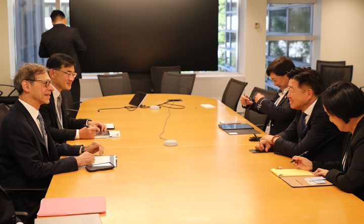 [제주=뉴시스] 오영훈 제주지사와 리처드 디마니아 세계은행그룹 부총재 등이 20일 미국 워싱턴DC 세계은행 본부에서 대화를 나누고 있다. (사진=제주도 제공) 2025.10.21. photo@newsis.com *재판매 및 DB 금지