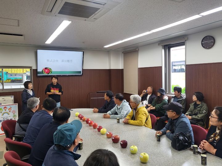 [장수=뉴시스] 전북 장수군은 최근 일본 아오모리현을 방문해 사과 산업의 기후변화 대응 기술과 선진 유통체계를 벤치마킹했다고 21일 밝혔다. (사진=장수군 제공) 2025.10.21. photo@newsis.com&nbsp; *재판매 및 DB 금지