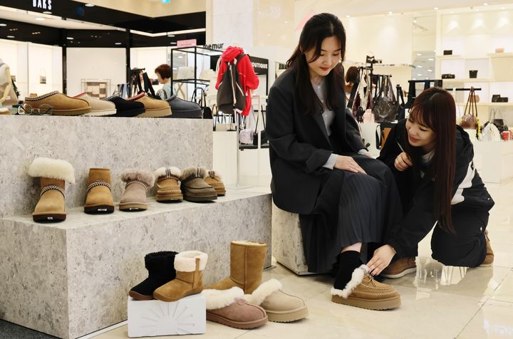 [대구=뉴시스] 롯데백화점 상인점은 겨울 인기 브랜드 '어그(UGG)' 팝업 스토어를 오픈했다. (사진 = 롯데백화점 제공) 2025.10.21. photo@newsis.com *재판매 및 DB 금지