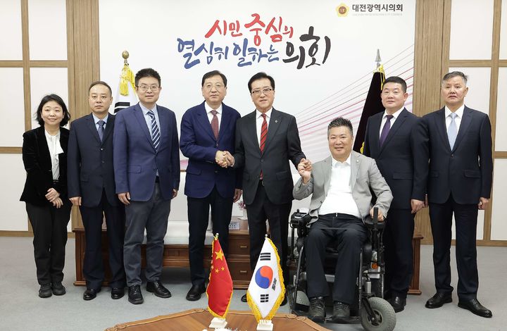 [대전=뉴시스] 조명휘 기자 = 중국 시안시 인민대표회의 상무위원회 관계자들이 21일 대전시의회를 찾아 우호협력방안을 논의한 뒤 기념사진을 찍고 있다. (사진= 대전시의회 제공) 2025.10.21. photo@newsis.com *재판매 및 DB 금지