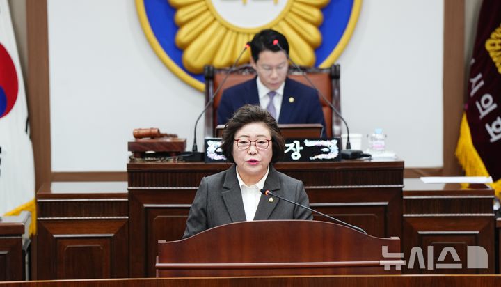 [포천=뉴시스] 경기 포천시의회 조진숙 시의원이 21일 열린 188회 임시회 제1차 본회의에서 5분 발언을 통해 세계드론제전과 관련 포천시의 미흡한 교통대책 등에 대해 지적하고 있다. (사진=포천시의회 제공) 2025.10.21 photo@newsis.com