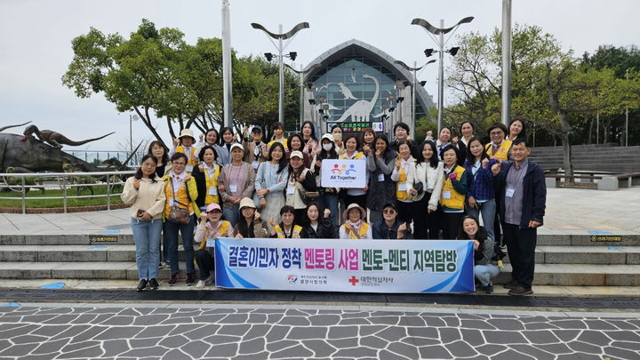 [밀양=뉴시스] 결혼이민자 멘토링 나들이 참석자들이 기념촬영을 하고 있다. (사진= 밀양시 제공) 2025.10.21. photo@newsis.com *재판매 및 DB 금지