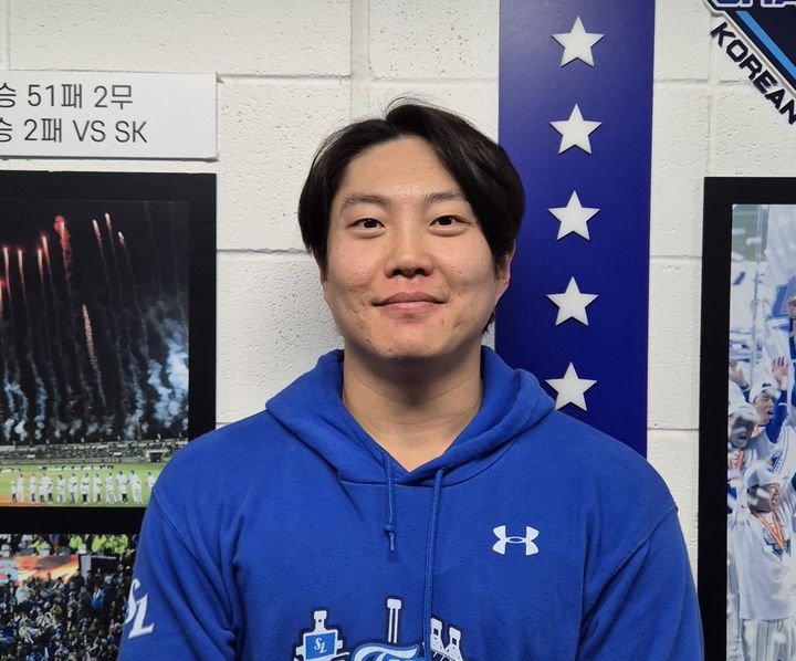 [대구=뉴시스] 문채현 기자 = 프로야구 삼성 라이온즈의 류지혁이 21일 대구 삼성라이온즈파크에서 열리는 2025 신한 쏠뱅크 KBO 포스트시즌 플레이오프(PO·5전3선승제) 3차전 한화 이글스와의 홈 경기를 앞두고 취재진과 인터뷰를 하고 있다. 2025.10.21. dal@newsis.com *재판매 및 DB 금지