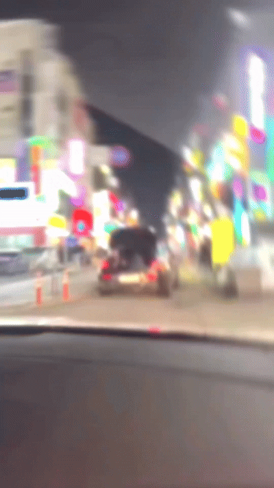 [서울=뉴시스]안산 도로에서 트렁크에 누운 채로 도로를 주행하는 러시아계 남성의 모습. (영상 = 보배드림 캡처) *재판매 및 DB 금지