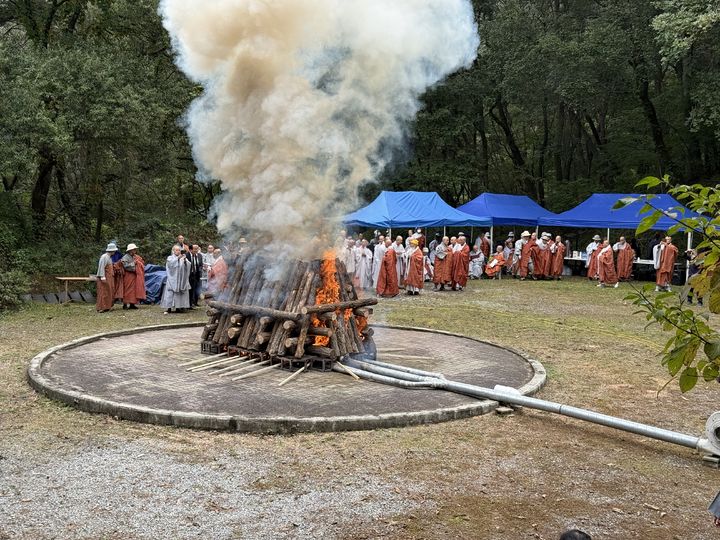 [보은=뉴시스] 21일 대한불교 조계종 법주사 다비장에서 진옹당(震翁堂) 월성(月性) 대종사의 다비식이 종단 사부대중의 애도 속에서 엄수되고 있다. 전국 각지에서 불자와 종교계·정관계 인사들이 월성 스님의 극락왕생을 기원하고 그의 가르침과 발자취를 되새겼다. (사진=보은군 제공) 2025.10.21. photo@newsis.com *재판매 및 DB 금지