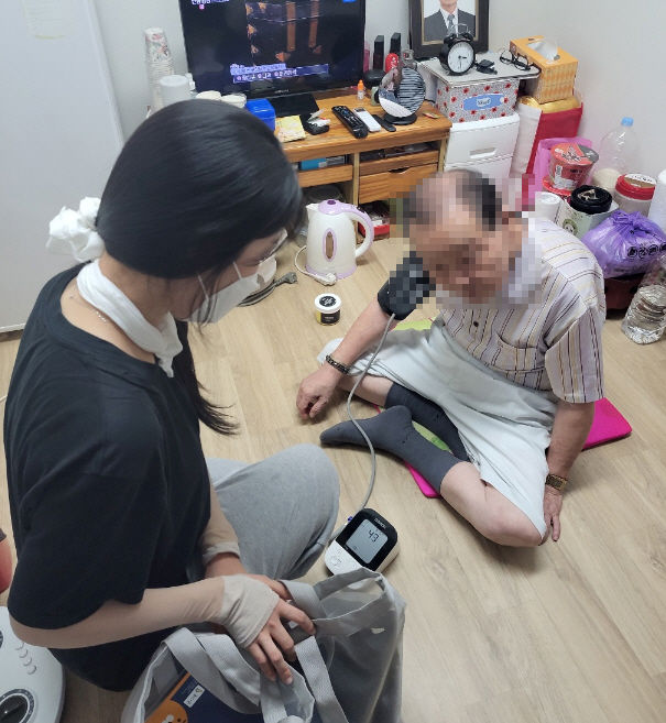 [서울=뉴시스] 영등포쪽방상담소 주민 방문 건강 상담. 2025.10.22. (사진=서울시 제공) *재판매 및 DB 금지