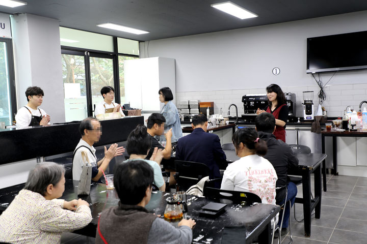 충북보건과학대학교 평생교육원이 운영하는 장애인 자립 커피 수업을 받는 학생들이 커피 만들기 체험을 하고 있다. *재판매 및 DB 금지
