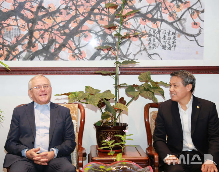 [베이징=뉴시스] 알렉산드르 마체고라 주북 러시아 대사(왼쪽)가 지난 6일 사망했다고 러시아 외무부가 8일(현지 시간) 발표했다. 사진은 마체고라 대사가 지난 10월 20일 왕야쥔 주(駐)북한 중국대사와 만나는 모습. (사진=주북한 중국대사관 웹사이트 갈무리) 2025.12.08. photo@newsis.com