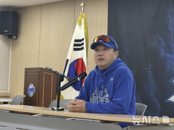[대구=뉴시스] 김희준 기자 = 삼성 라이온즈의 박진만 감독이 21일 대구 삼성라이온즈파크에서 벌어지는 2025 신한 쏠뱅크 KBO 포스트시즌 플레이오프(PO) 3차전을 앞두고 인터뷰를 하고 있다. 2025.10.21jinxijun@newsis.com