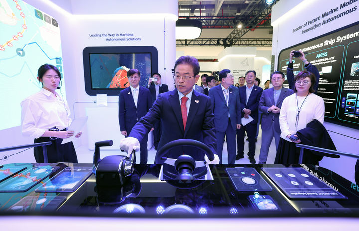 [안동=뉴시스] 이철우 경북지사가 21일 2025년 APEC 정상회의 막바지 시설 점검을 하고 있다. (사진=경북도 제공) 2025.10.21 photo@newsis.com *재판매 및 DB 금지