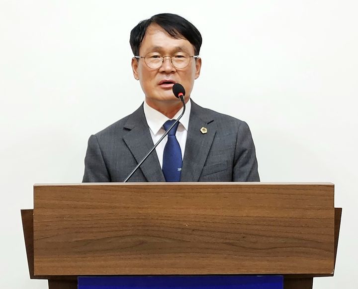 [청주=뉴시스] 이도근 기자= 이상정 충북도의원이 21일 청주시 상당구 문화동 충북도청 브리핑룸에서 정부의 농어촌 기본소득 사업 확대 시행을 촉구하는 기자견을 하고 있다. 2025.10.21. nulha@newsis.com *재판매 및 DB 금지